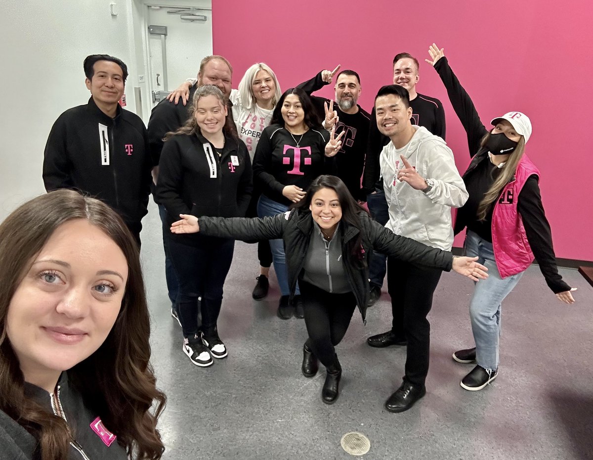 Our Illinois/Wisconsin Total Experience Area Crew rocks! Really enjoyed bringing Total Experience to our frontline team, even to our new hires! Big thanks to VP-Care @leslie_vickie and MD @AngelGomez143 for the great visits and meetings! @csandoval111 @kateychamblin1