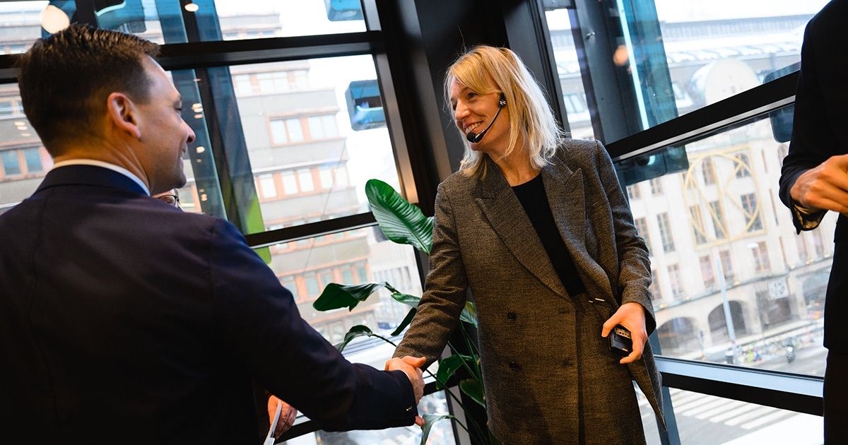 This week we attended the Stockholm Chamber of Commerce <a href="/SthlmsHK/">Stockholms Handelskammare</a>, where Head of Public Policy (Nordics) Helena Hånell McKelvey talked about the need for electric infrastructure on European roads, and Amazon’s place as the largest corporate buyer of renewable energy.