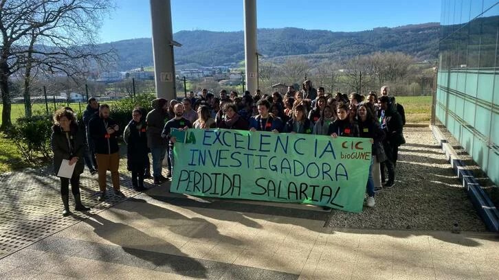 naiz_info's tweet photo. CIC bioGUNEko langileek erakundeei laguntza eskatu diete beren soldata baldintzak hobetzeko  https://t.co/4GDc2Sa6uc https://t.co/oOtE0TN9w9