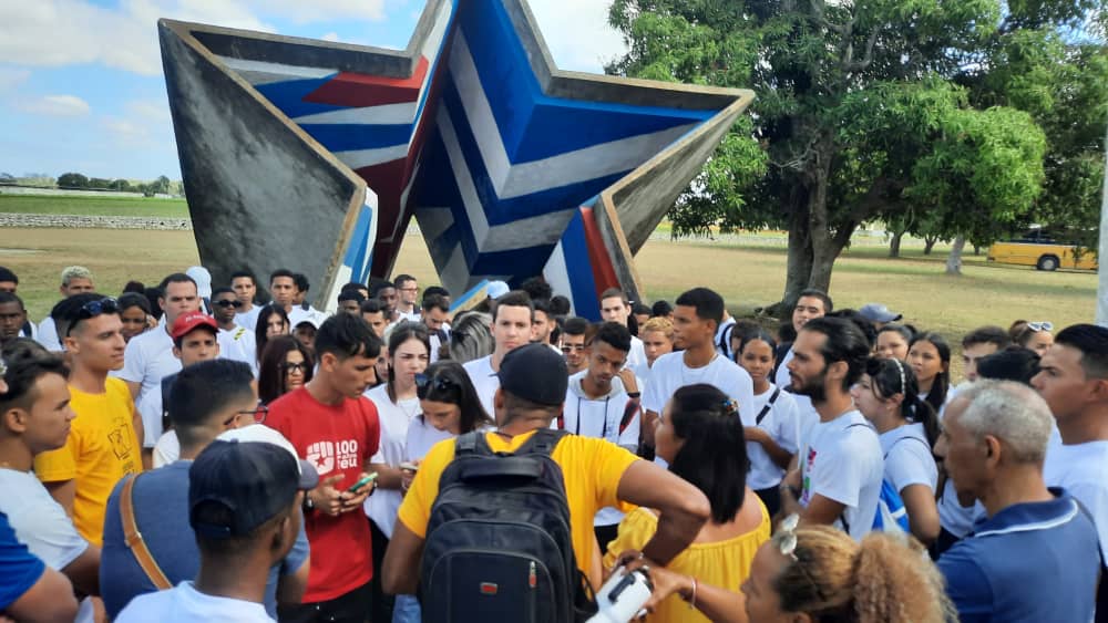 universidad_uci's tweet photo. ¡Hoy fue un día emocionante en el Complejo Monumentario Antonio Maceo! Los estudiantes recibieron su carné que los acredita como miembros de la @FeuCuba y participaron en la conformación de las brigadas de la FEU y la elección del presidente de brigada. #SomosUCI #Cuba @raydelmp https://t.co/KPB9um8Kwc