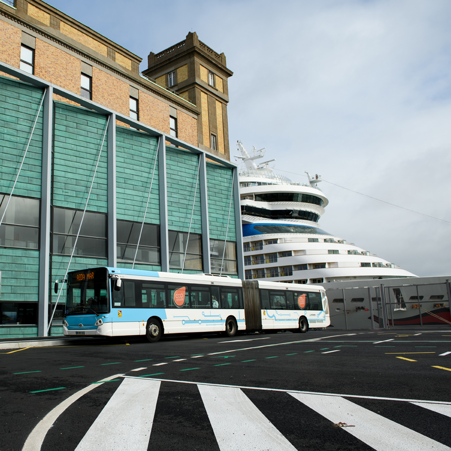 CapCotentin's tweet photo. [Navettes croisières] 🛳️

La saison des escales a été lancée samedi dernier avec la venue du paquebot AIDAMar !

🚍Cette année, Cap Cotentin continue de proposer une navette qui dessert le centre-ville de Cherbourg-en-Cotentin pour les croisiéristes.

#capcotentin #bienvenueàbord https://t.co/QF3dinBcAN