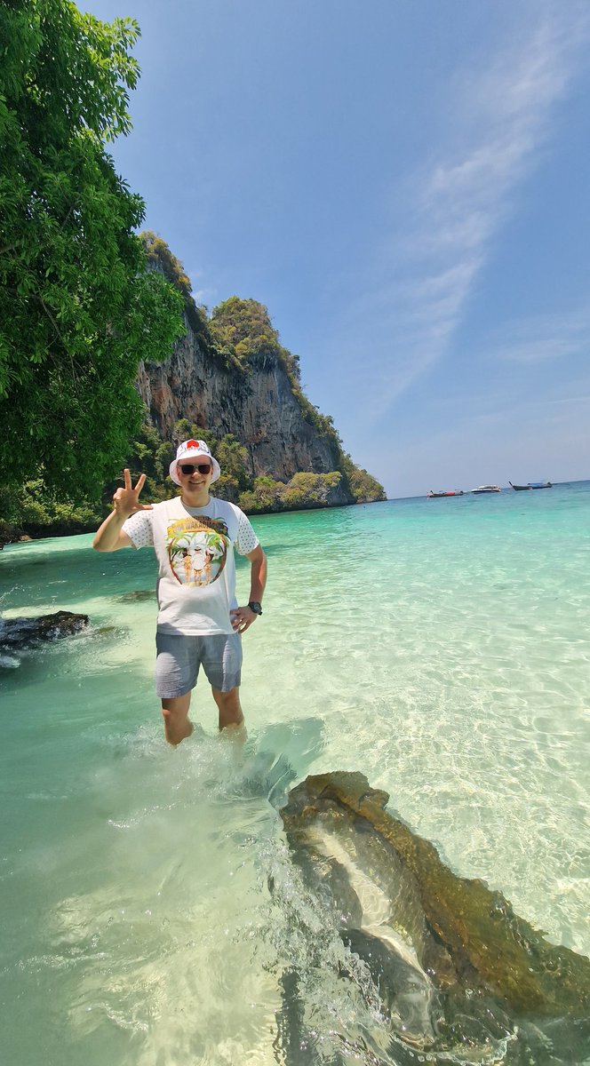 damianbani's tweet photo. ŁKS ON TOUR ⚪️🔴⚪️🍺🇹🇭
@LKS_Lodz 
#łodzianie https://t.co/sBqDkRArUd