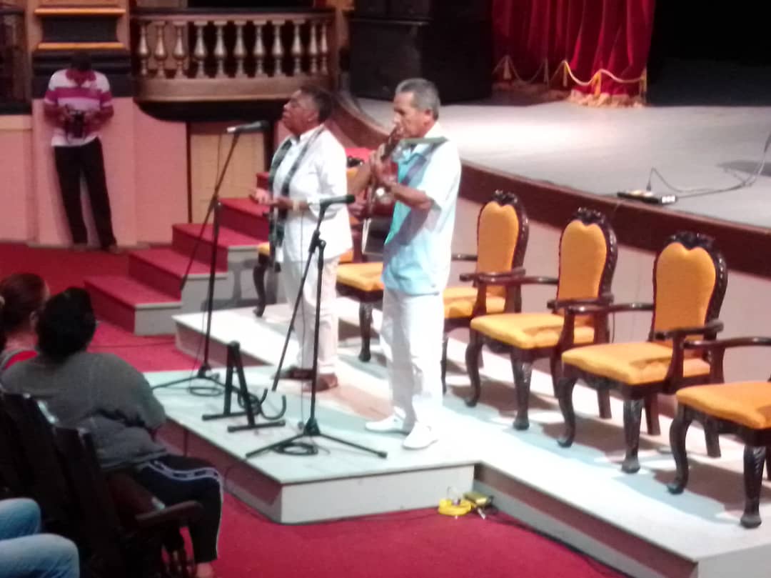 "La Bayamesa" dió inicio al encuentro con los trabajadores de la Cultura. Los 25 años del "Dúo Así Son" se reconocieron en este espacio, interpretando uno de los temas que prestigia la fecha del 24 de febrero. #MejorEsPosible