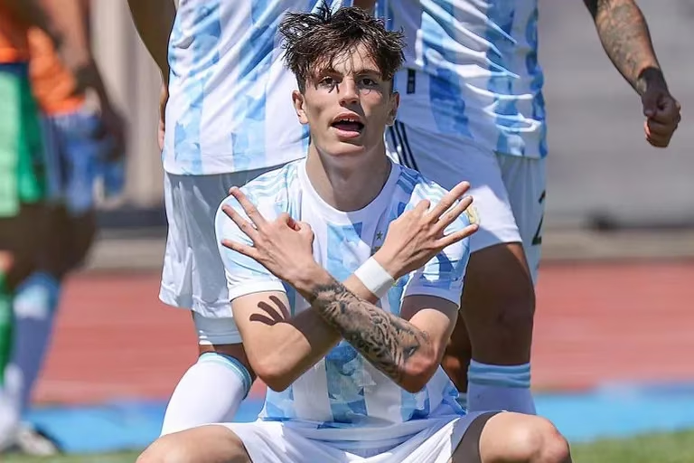 Losmasgrandesok's tweet photo. 🎙️@diegobonifatti :"La selección de fútbol de España, quiere a #Garnacho para su selección. El chico siempre se mostró con los colores de Argentina y #Scaloni lo va a volver a convocar". https://t.co/xLtagrQaeV