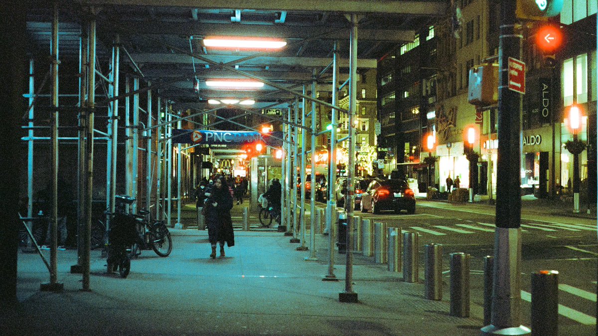 jpegjoff's tweet photo. Moments on CineStill, NYC 2023 https://t.co/GOblQq5ub9