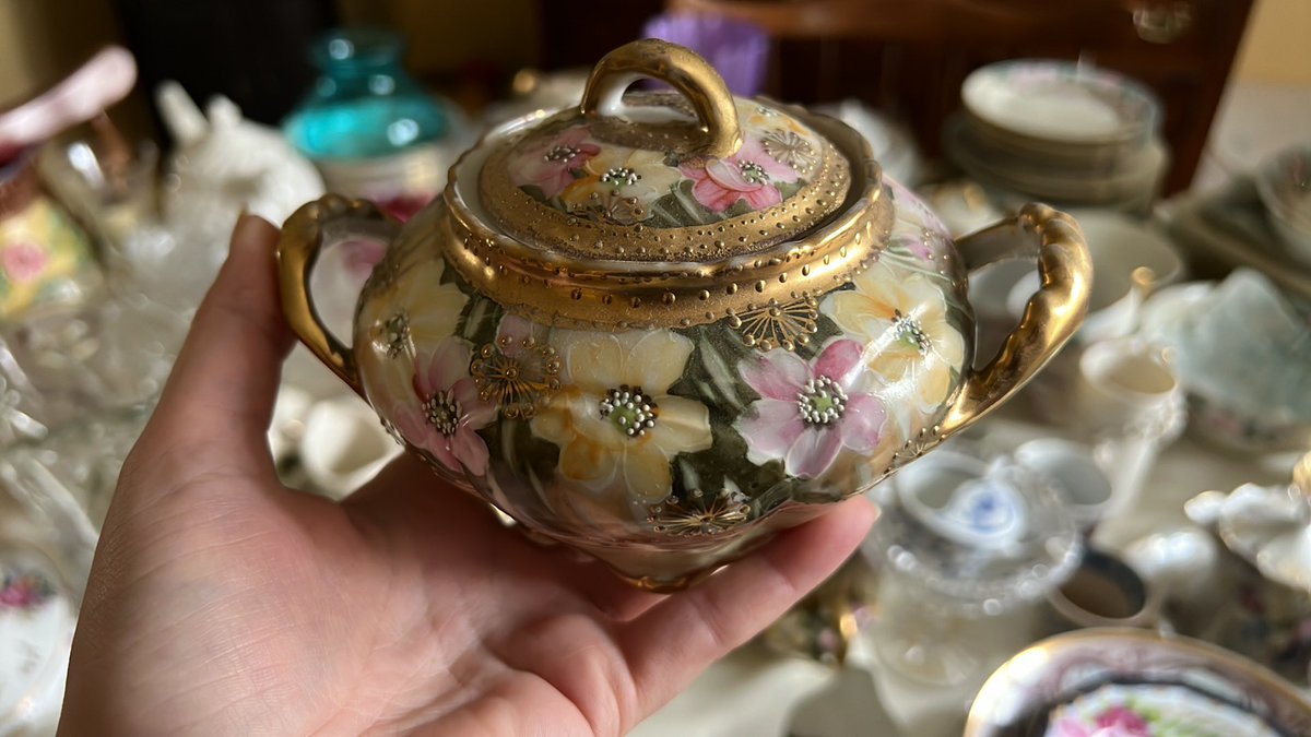 Kolaniithefox's tweet photo. My grandma showed me her HUGE China collection today and I’m OBSESSED With EVERYTHING ;O;  #chinacollection #antiques #gorgeous #vtuber https://t.co/RVMP7egpnu