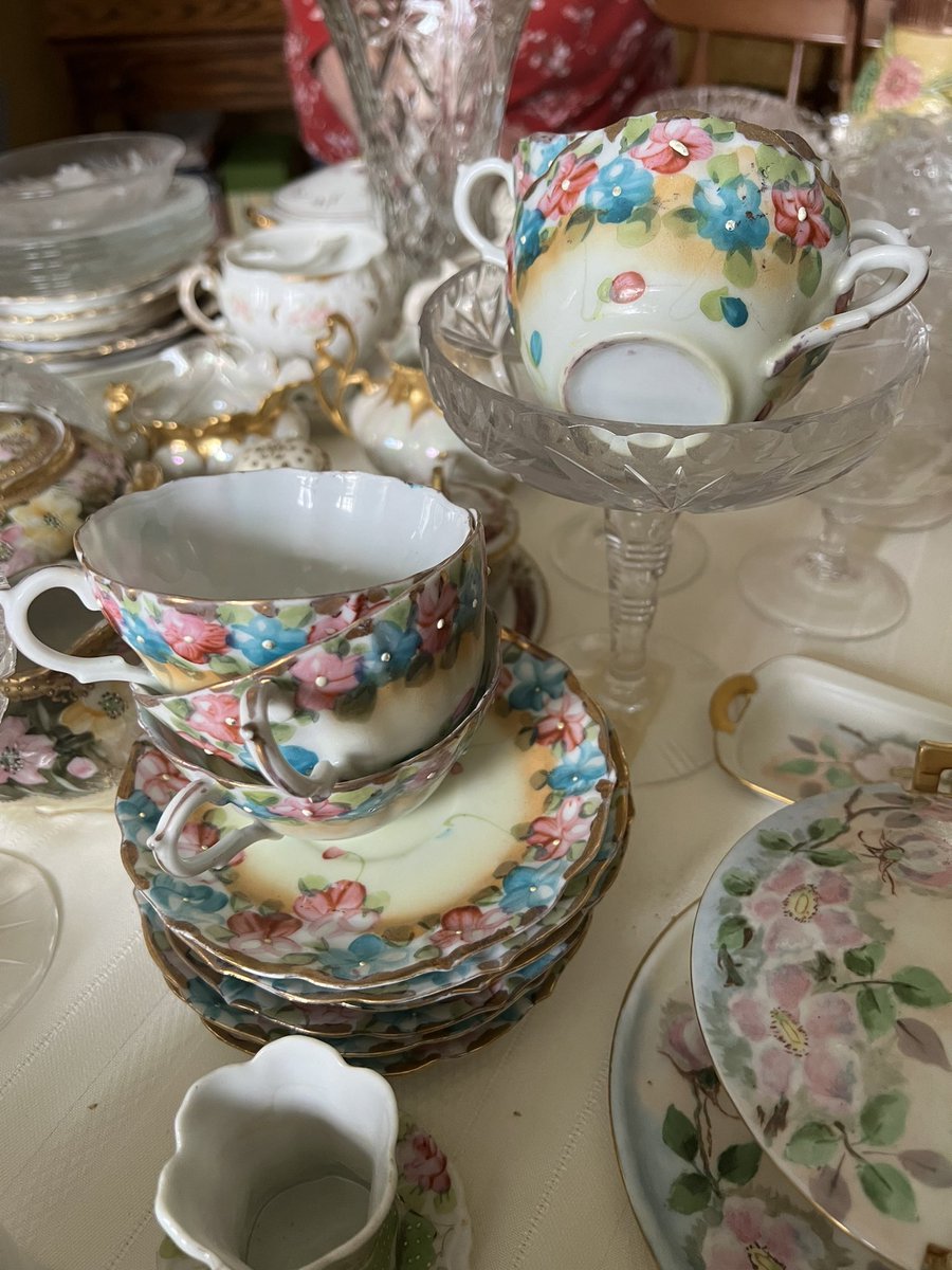Kolaniithefox's tweet photo. My grandma showed me her HUGE China collection today and I’m OBSESSED With EVERYTHING ;O;  #chinacollection #antiques #gorgeous #vtuber https://t.co/RVMP7egpnu