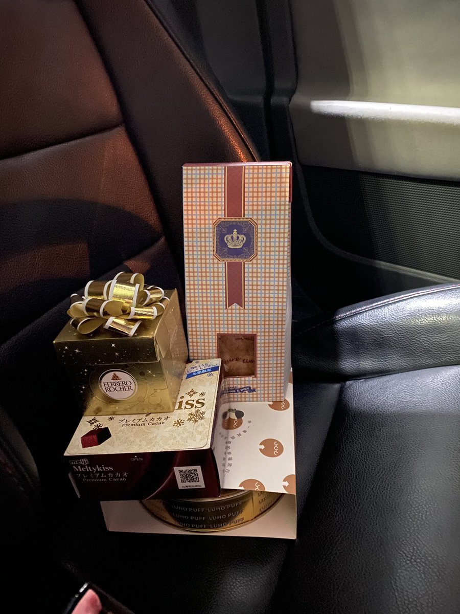 一天跟二位有抖內加賴的男人見面吃飯真的很幸福，今天的我很滿足

也謝謝晚上這位男人帶我來吃超厲害的台菜料理，真的超級好吃，懂吃的男人超加分，期待下一次的見面

最後感謝今天這二位男人的愛心伴手禮，也辛苦我弟了 https://t.co/wHrxRgVojZ