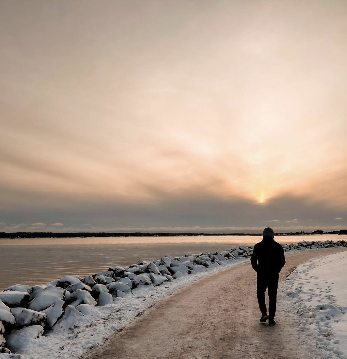 You’re never far from the water when on PEI. A beautiful waterside walk, snow or not, is always just around the corner (literally).

📸 IG: @ with.abbey

#hospitalityPEI
#welcomepei #princeedwardisland