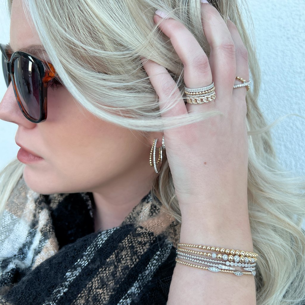 JandSJewelers's tweet image. Weekend Forecast: Sparkly with 100% chance of shine. ✨
@gabrielandco earrings, stackable rings and Bujukan bracelets will elevate all of your weekend looks!

#JamesAndSons #StackableRings #StackableBracelets