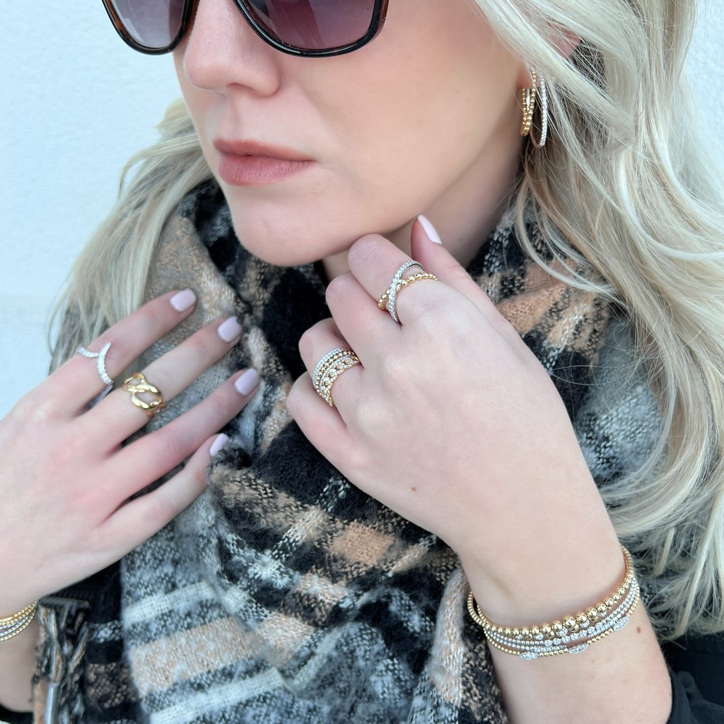 JandSJewelers's tweet image. Weekend Forecast: Sparkly with 100% chance of shine. ✨
@gabrielandco earrings, stackable rings and Bujukan bracelets will elevate all of your weekend looks!

#JamesAndSons #StackableRings #StackableBracelets