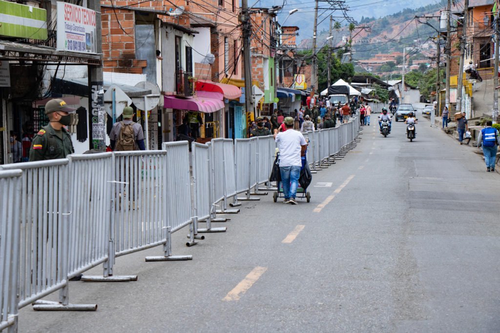 jotacposadag's tweet photo. Triste final del gobierno en #Medellín, un año para celebrar con sus ciudadanos el cumplimiento del Plan de desarrollo, entregar obras colectivas, cumplir indicadores y es todo lo contrario.
Encerrados!! #Sinai, #PlazaBotero #Alpujarra
Qué sigue? Un foso de agua con Cocodrilos? https://t.co/hxKKByQlCE