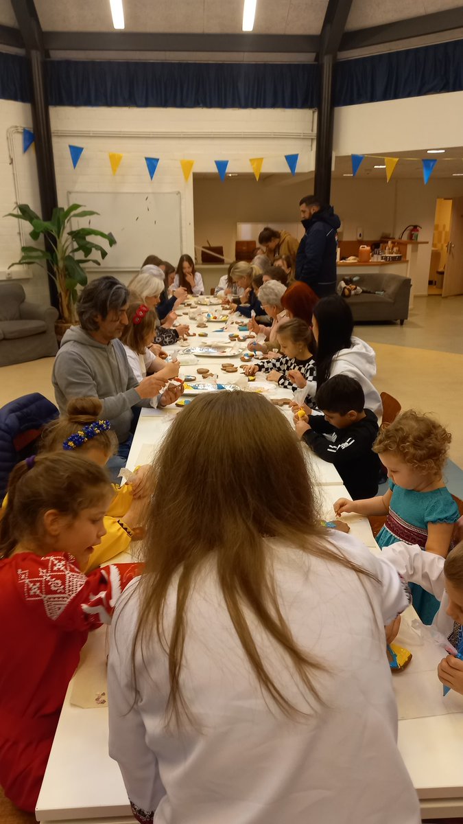 Een jaar geleden begon deze vreselijke oorlog. Om daar bij stil te staan zingt het Oekraïense🇺🇦 zangkoor liedjes en worden er, samen met de Nederlandse🇳🇱 vrijwilligers bij Huize Alexandra, lekkere gemberkoekjes gedecoreerd. 🤗