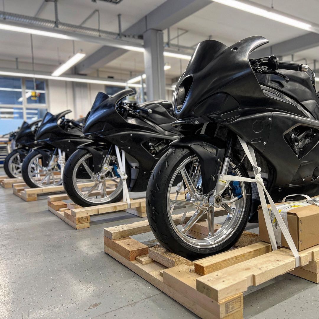 MotoAmerica's tweet photo. @BMWMotorradUSA's Official Technical Partner @alphaRacing has race-prepped four new M 1000 RR Superbikes for battle in the 2023 @Medallia Superbike Championship. What's your guess on which riders and which team(s) are getting the bikes? #FreshHorses #BMW #motorcycle https://t.co/akvT5PTYPW