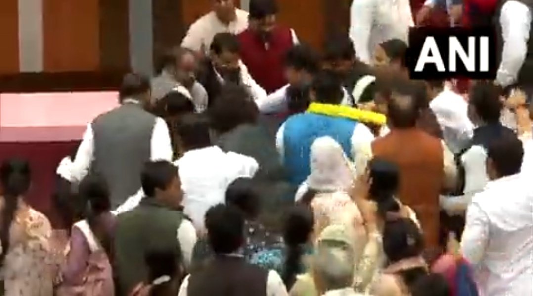 UnleashedStrain's tweet photo. #MCDstandingcommittee
Look how @AamAadmiParty 
@BJP4India are making mess out of taxpayers money.
Its a question on us common people, how do we select such goons to come into power. 
We don't have enough options do we?
It's a shame that goons run our country. https://t.co/Uy1YAkPAzb