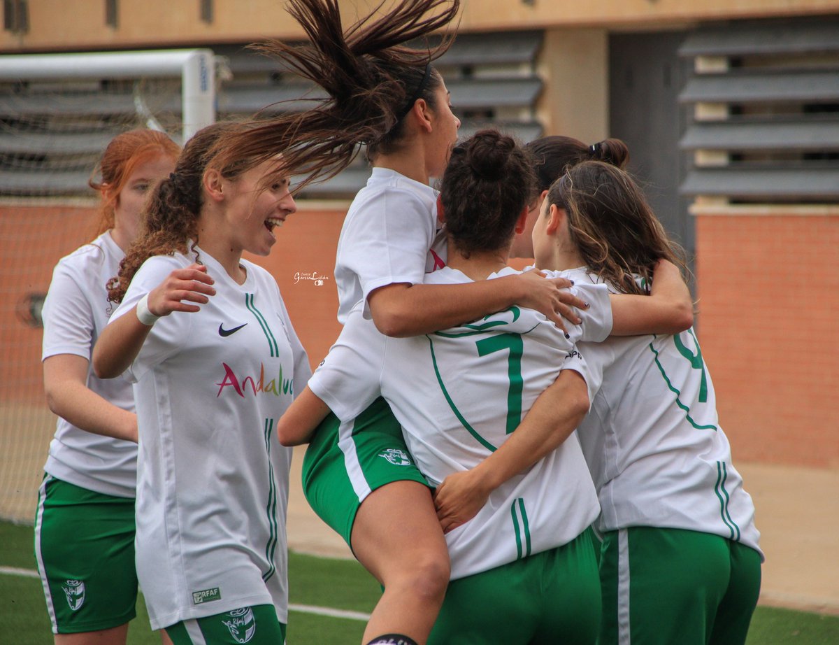 GRAN ESTRENO 📸

Nuestras selecciones andaluzas sub-15 y sub-17 femeninas debutan en la fase oro con victoria.

Queda mucho aún para la 'Final Four', pero vamos 💪 

#CampeonasSub15RFEF #CampeonasSub17RFEF