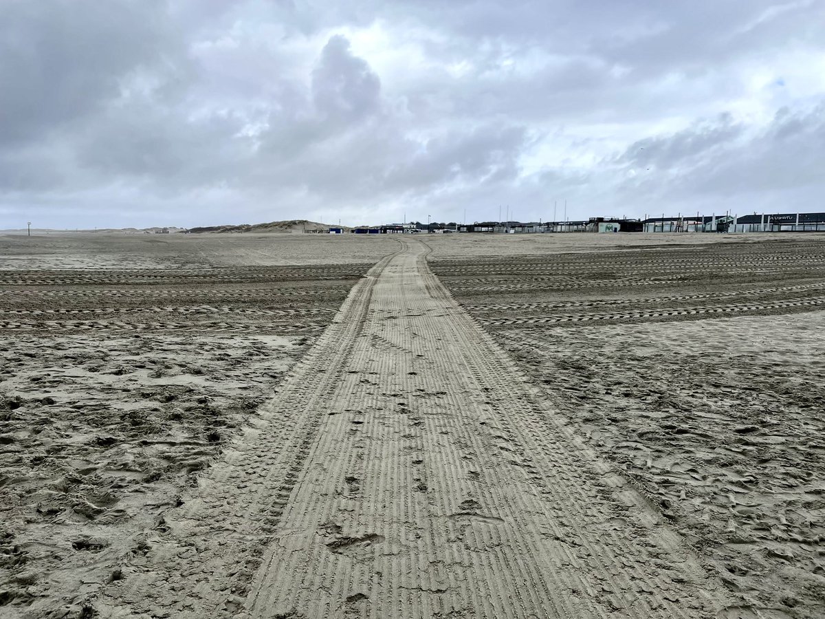 hierendaar's tweet photo. A day at the beach #hvh #hoekvanholland #beach #beachfun #landscape_capture #photography #thenetherlands #clouds #dutchweather https://t.co/7Iz6Shf9xT