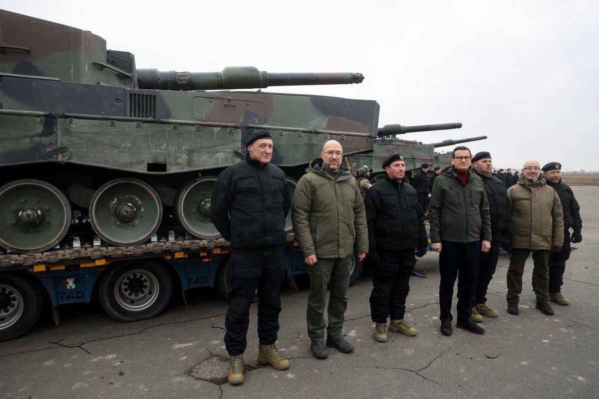 Primeiros tanques Leopard 2 chegaram à Ucrânia, através da Polônia.