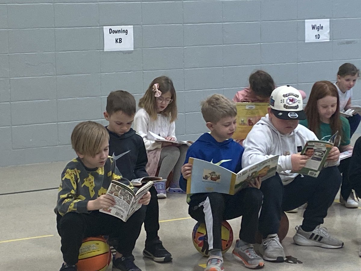 BoeFalcons's tweet photo. Today is our last February Fun Friday. We celebrated with grade levels reading together in the gym. 📖 📕 💚 https://t.co/eO2pGhQ6OS