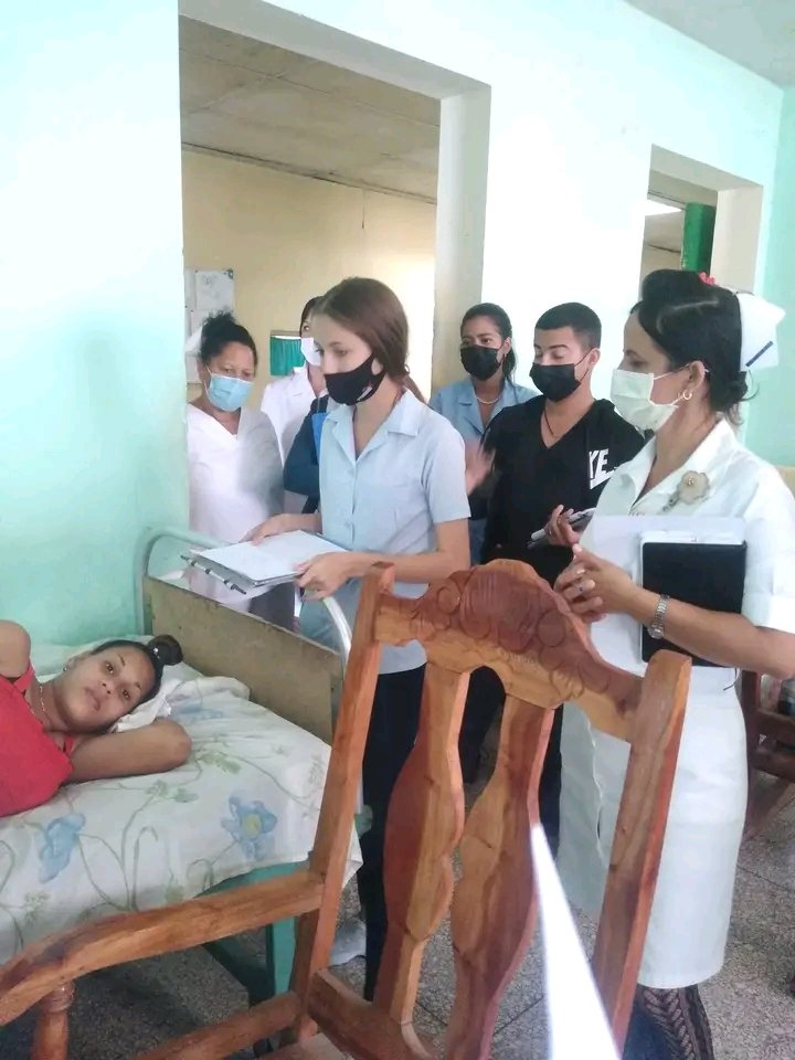 Hospital Mártires de Mayarí. Se realizan pases de visita de enfermería, los directivos se vinculan al área práctica para  intercambio con los estudiantes del curso emergente evaluando temas de interés, a la enfermería ponle♥️ #HolguínEsSalud #MayaríSaludable #MejorEsPosible