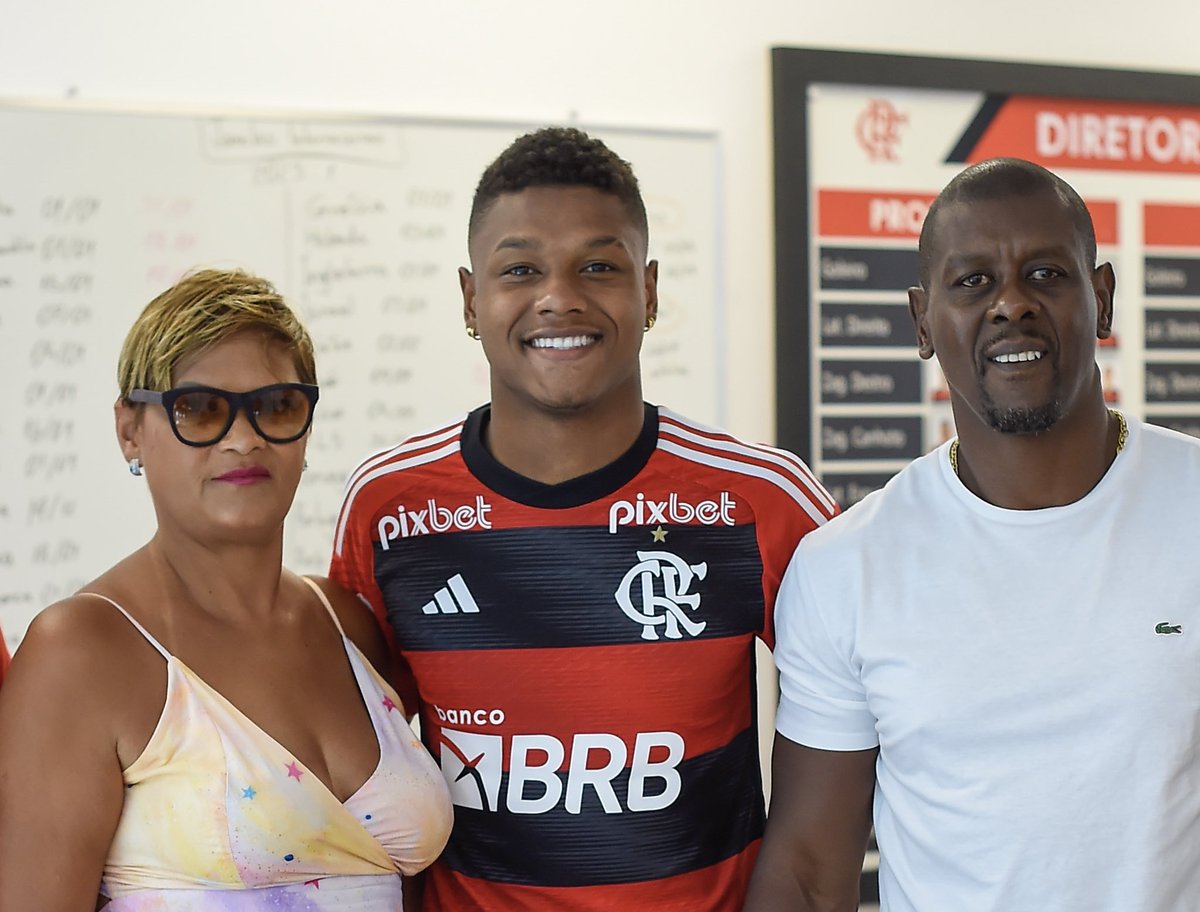 04Franca's tweet photo. Um passo de cada vez e aos poucos conquistamos nossos objetivos!!! Feliz em renovar meu contrato com o @Flamengo , mas nunca satisfeito!!!🙌🏽❤️🖤 https://t.co/FGrf3dij5x
