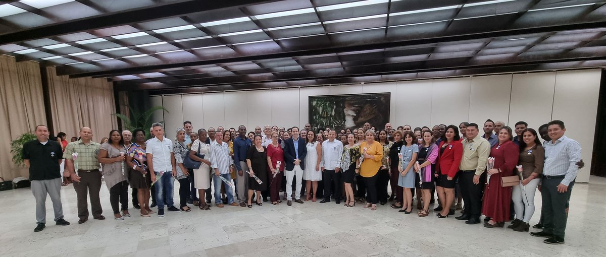 universidad_uci's tweet photo. De la mano de nuestros maestros camina esta institución en su apuesta por asegurar el porvenir de los profesionales que egresan de este centro de educación superior.

👉 https://t.co/7ux5qSEp7q

#SomosUCI #UniversidadCubana @CubaMES @raydelmp @roberton_cubano @YanioHdez https://t.co/Zv7AC6tMq3