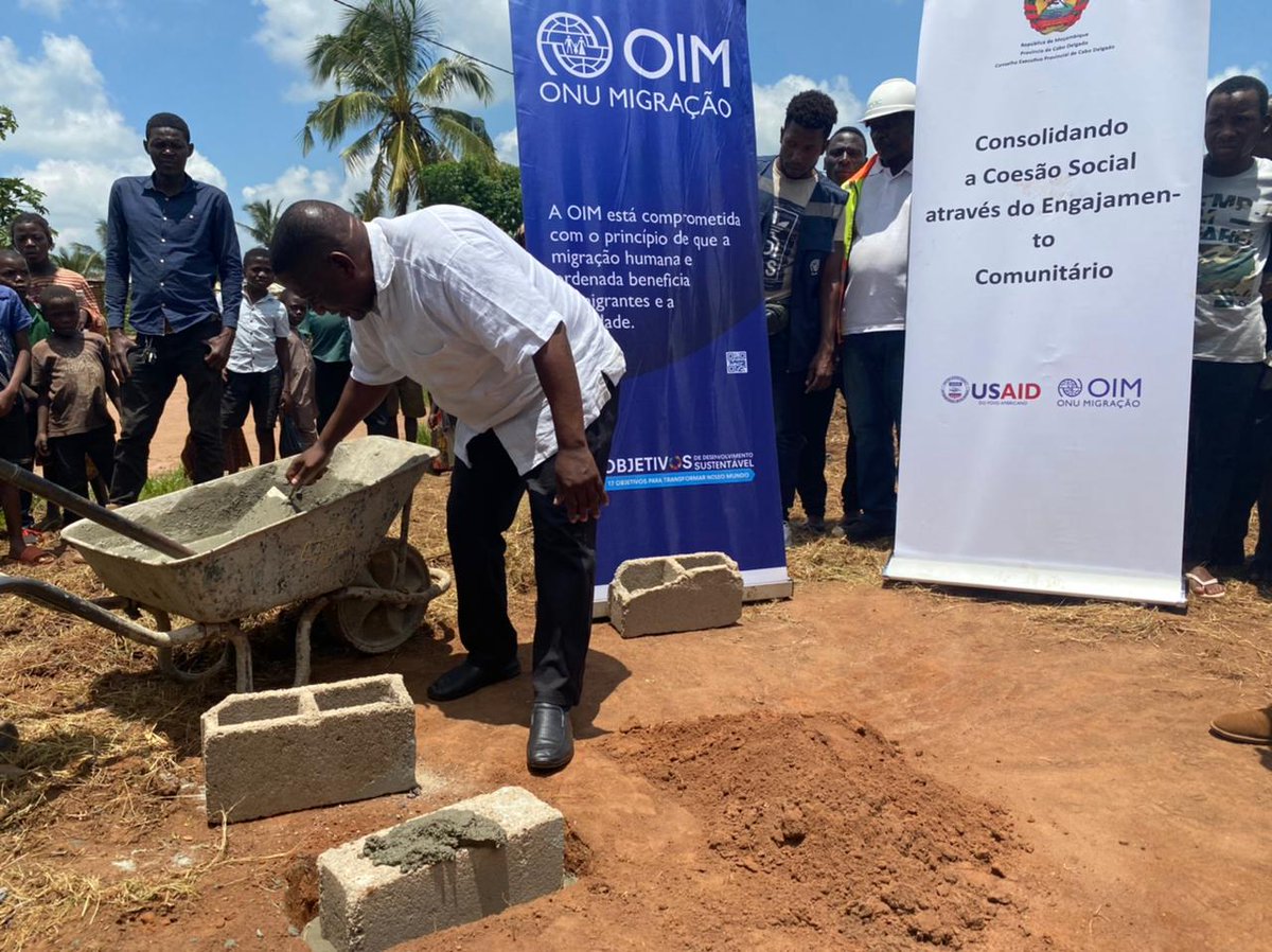 Ali_Ibrahim_Ali's tweet image. During the visit, @IOM_Mozambique through its Community Resilience and Peacebuilding (CRP) programme launched the construction of four community centres in Macomia, which have been prioritized by the communities and will promote #communitystability &amp;amp; #socialcohesion