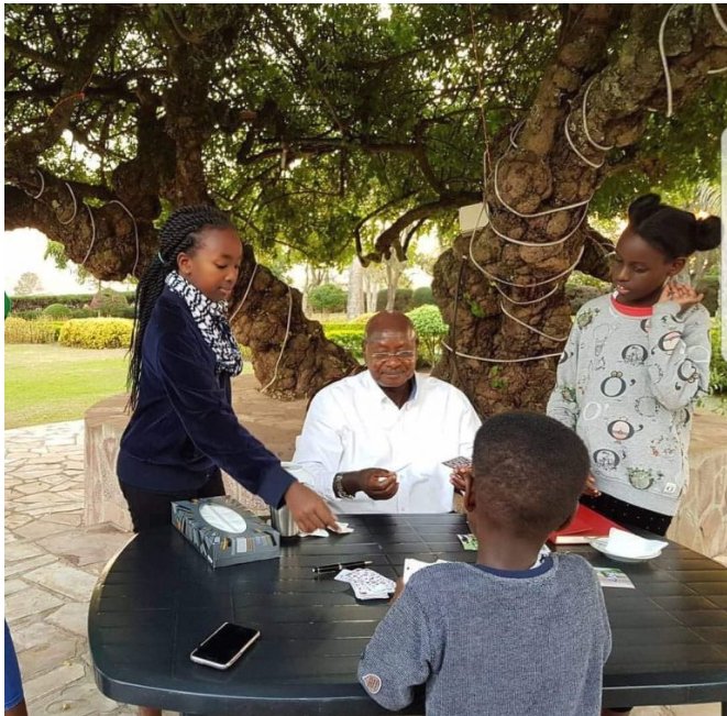 RuhinankikoJoel's tweet photo. #Congolese children Versus their #looter and #destabilizer #criminal #despot @KagutaMuseveni and his grandchildren. https://t.co/wAz2JrAbNW