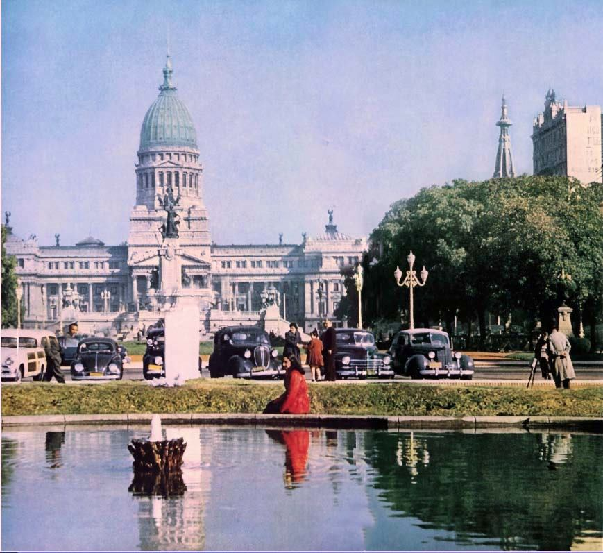 brezhneviano's tweet photo. La misma perspectiva de la Plaza del Congreso, en 1956 y ahora, con el mamotreto infantil genérico en medio del eje cívico-monumental. Los mismos que votan esto después van a los grupos de fotos antiguas a gritar que el peronismo destruyó Buenos Aires. https://t.co/YFp4N3aNpX
