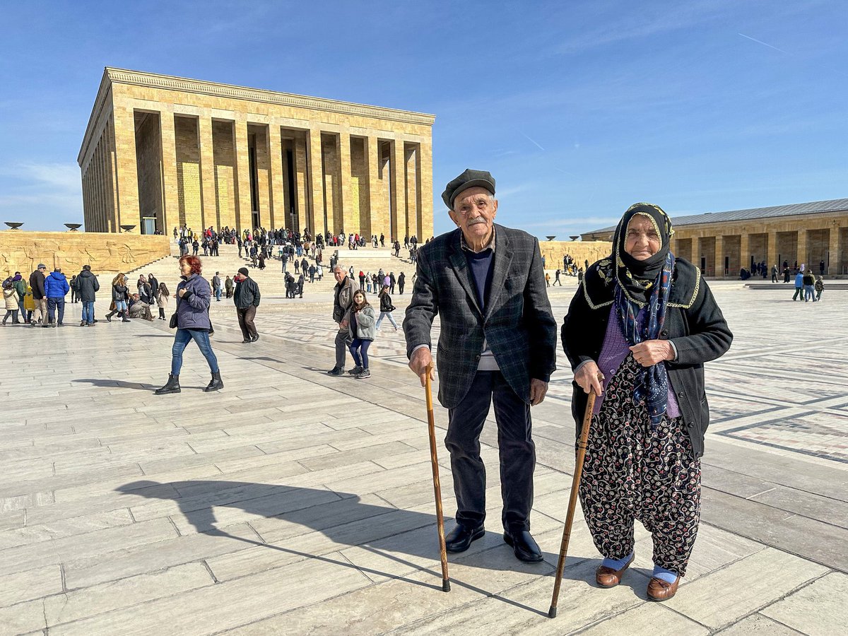 Hayatlarında ilk kez Malatya'dan ayrılmak zorunda kalıp Ankara'ya gelen depremzede çift, ilk fırsatta Anıtkabir'i ziyaret etmiş. Ellerinizden öperim uzun bir ömür dilerim