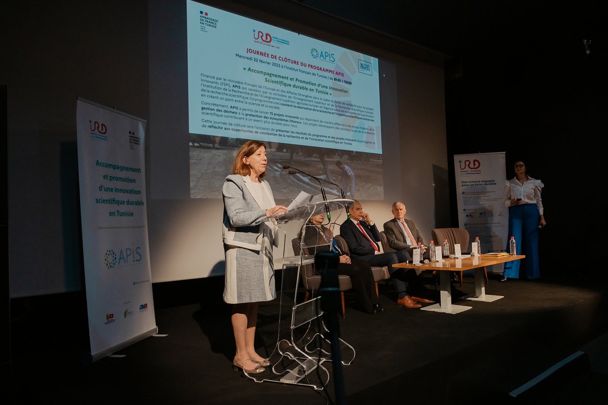 🇹🇳 Clôture du #FSPI APIS
"APIS a démontré, par ses succès, l’importance de la #recherche scientifique, co-construite et interdisciplinaire, en réponse aux enjeux écologiques, environnementaux, climatiques et sanitaires de notre époque." 🗣️ Corinne Brunon-Meunier, DGD #IRD
