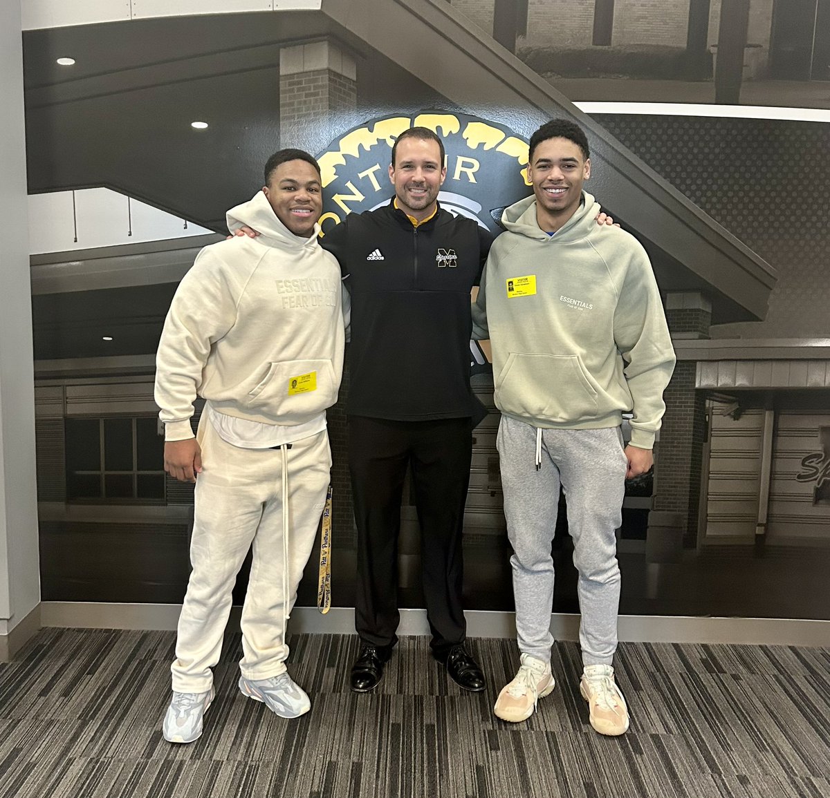 Surprise visit from two <a href="/MontourHoops/">Montour Basketball</a> <a href="/MontourFootball/">Montour Football</a> alumni and current <a href="/Pitt_FB/">Pitt Football</a>  <a href="/PittHoopsMBB/">Pitt.MBB</a> ... and 5 am lifting club alumni 💪🏽💪🏽