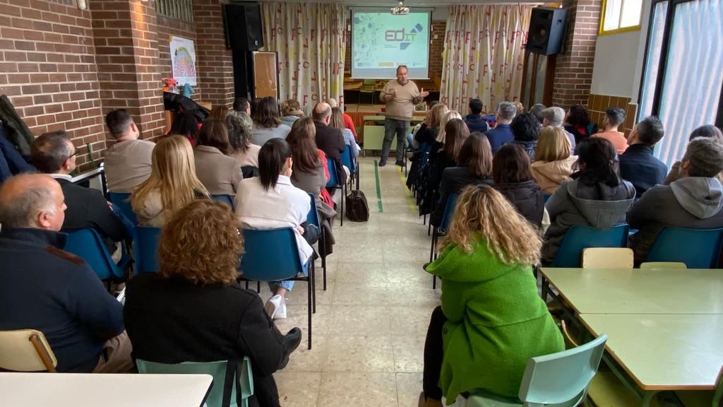El director general <a href="/iborra_g/">Juan García Iborra</a> ha participado en la presentación de  la convocatoria de las aulas #Edit, para dotar a los centros educativos de recursos tecnológicos 🖥🖨, con la asistencia de más de 60 miembros de equipos directivos en el <a href="/ArceCeip/">CEIP FEDERICO DE ARCE</a>.

#Educación #RegióndeMurcia