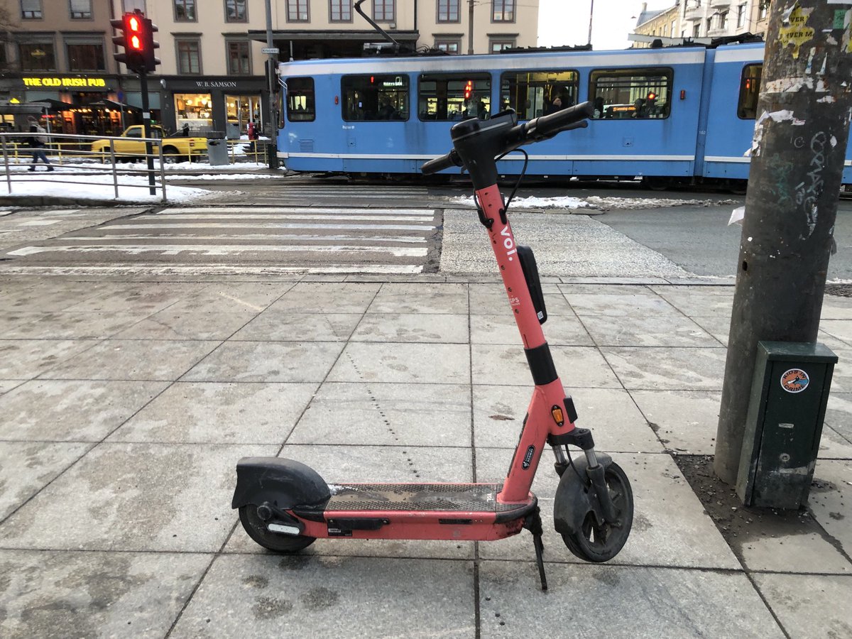 NBFOslo's tweet photo. Elsparkesykkelen fra Voi står som en strategisk snublefelle på den gamle ledelinjen over Vinkelplassen foran fotgjengerfeltet i Majorstukrysset. Hva skjer med krav til fast parkering ⁦⁦@sirinstav⁩ ⁦@RaymondJohansen⁩? https://t.co/t3ipchIwpK