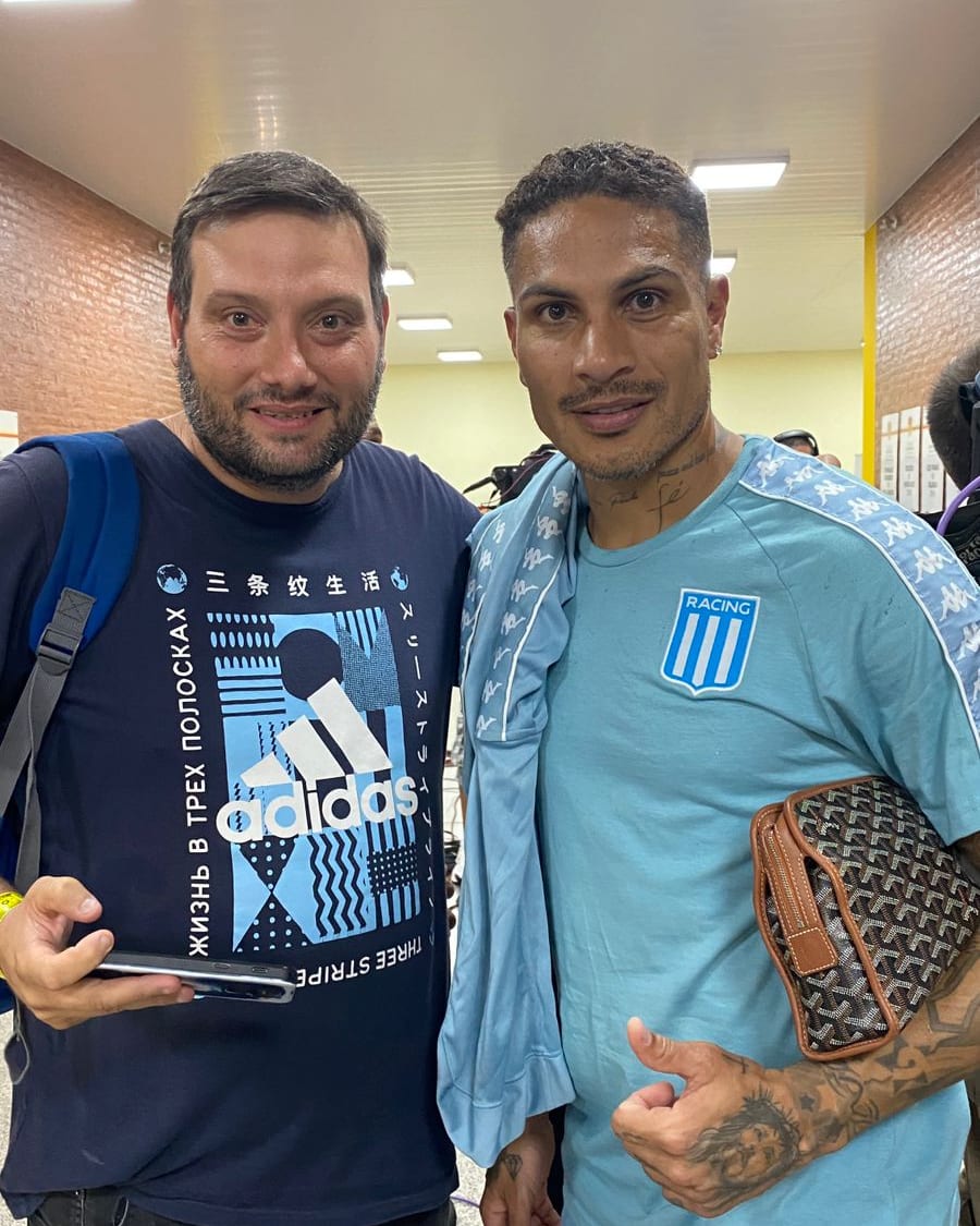 A los 42 años todavía tengo ídolos...#PaoloGuerrero es uno de ellos. Hoy puedo decir que me saque una foto con uno de los mejores centrodelanteros de la historia del fútbol sudamericano.