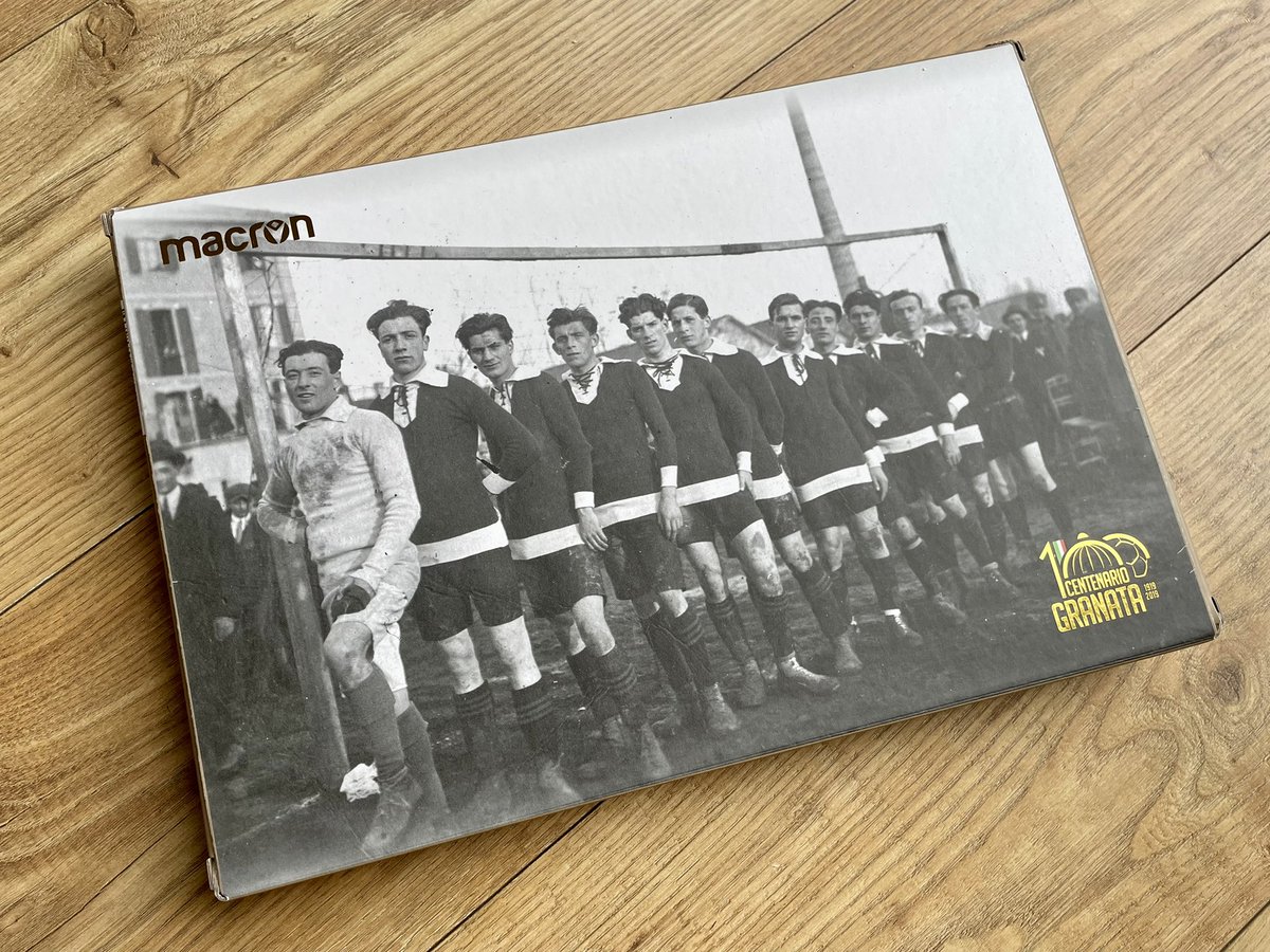 CalcioEngland's tweet photo. #FootballShirtFriday #106a

A 3-volume edition for a shirt that warrants some special treatment!

#Reggiana 2019 Centenary Shirt, let’s start with the packaging…a golden box complete with centenary logo and vintage photography https://t.co/FsdNVRNSEz