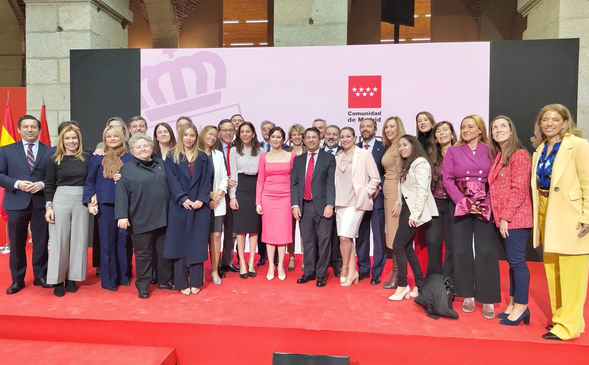 isatielmes's tweet photo. Aquí los Diputados del @PPAsamblea junto con la Presidenta @IdiazAyuso , orgullosos defensores de la Libertad y el progreso de los madrileños, tal como reza el Estatuto de Autonomía de la @ComunidadMadrid que cumple 40 años

¡Viva Madrid!
¡Viva España! 🇪🇸 https://t.co/iS4wB0w6hl