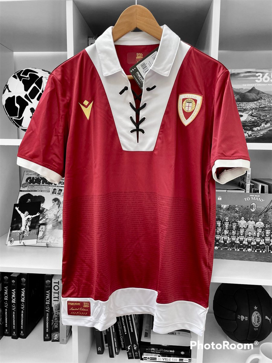 CalcioEngland's tweet photo. #FootballShirtFriday #106b
Reggiana 2019 Centenary Shirt, lace-up design, crest inspired by city coat of arms and carrying the sublimated names of 1,000+ former players https://t.co/J9p3BpUoFW