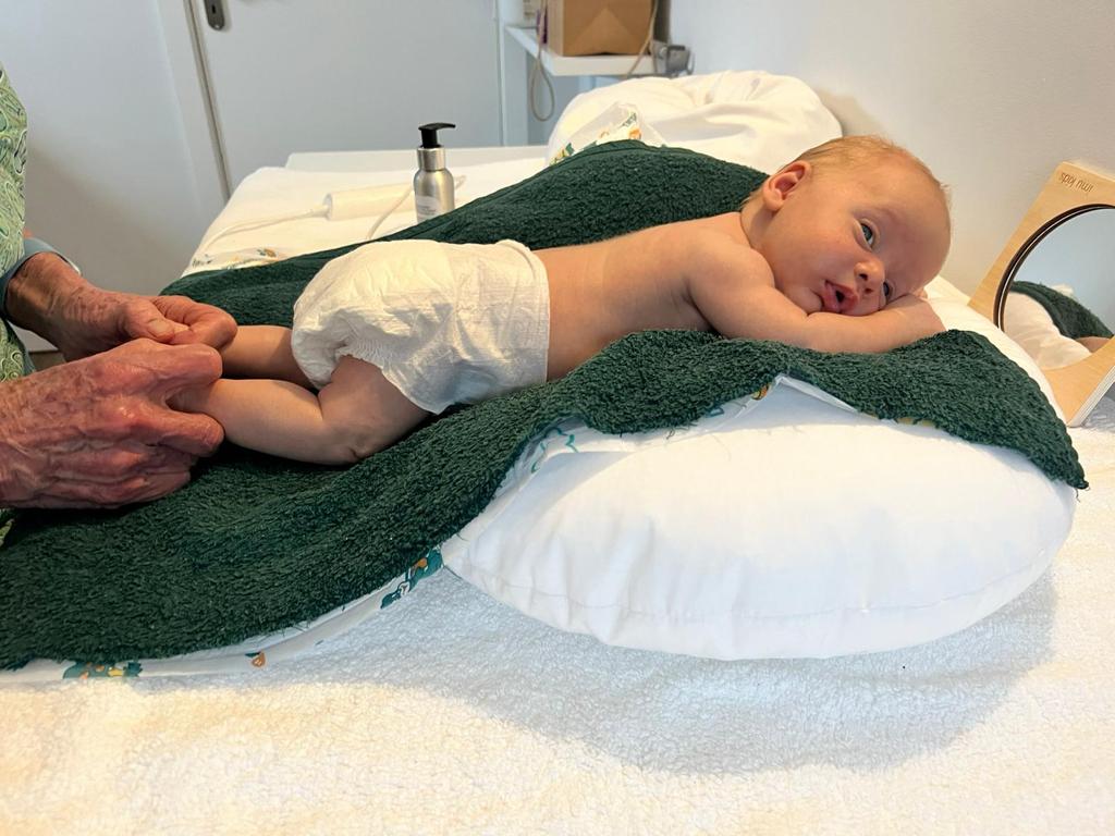 That post-massage feeling 😴
Relaxation is just one of the many benefits of infant massage. Check out some others below:
🧠Enhances Development
🍼Improves Digestion
❤️Boosts Immunity
🥰Promotes Bonding
#babymassage #cutebaby #happybaby #yourbabyspaexperience