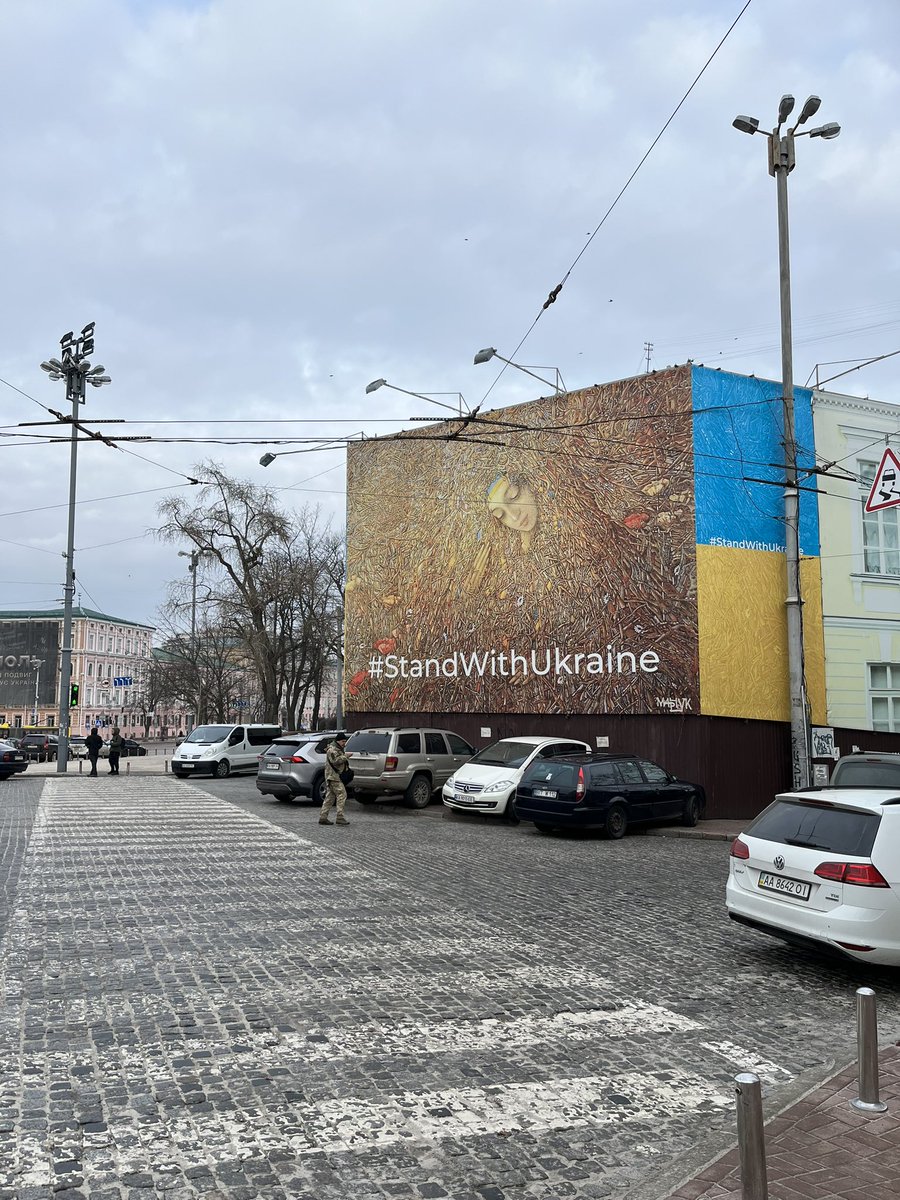 Kiovassa päivä on ollut tähän saakka rauhallinen, onneksi. Venäjän hyökkäyksen vuosipäivä pitää kaikkia tavallistakin enemmän varpaillaan. #WeStandWithUkraine 🇺🇦