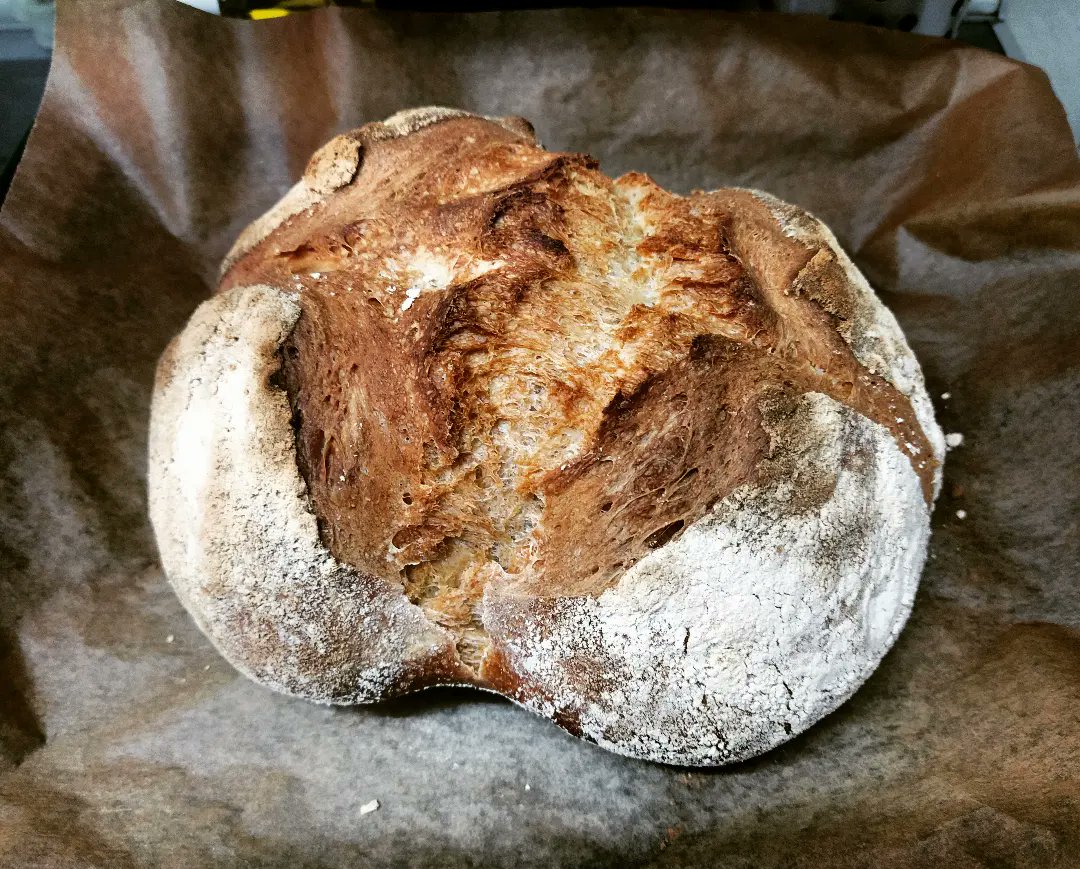 MiguelCallejaO's tweet photo. Porrrrrrr fin 😅 Ha costado llegar a la meta pero lo hemos logrado. Y que mejor que hacer una buena hogaza de pan para celebrarlo!!! Feliz fin de semana!!! ✌️
#breaday #bread #pan #breadlover #breadtime #breadaddict #breadporn #breadbaking #homemade #pistasGastrobloGGicas https://t.co/H7drbH3QKI