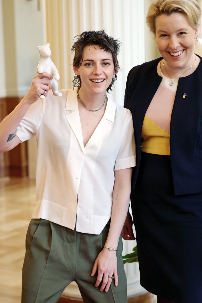 InStyle's tweet photo. Kristen Stewart posing with this miniature statue is all I needed to see today https://t.co/Ib8znIQBPj