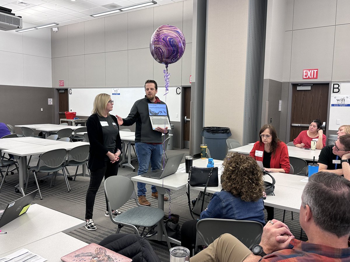 Learning how to stay connected as a team from @BirdvilleNest today! #Microsoftteams chat for the win! 🙌
 @ESCRegion11 @URockEdu #CanvasNation #ntxcug