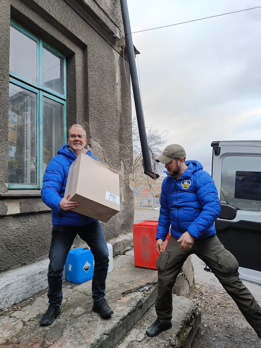 Anpacken.
Mein 5. Hilfstransport.
Mit den #AthletesforUkraine bin ich am heutigen Jahrestag in der Ukraine.
Danke für Eure Unterstützung!
#StandWithUkraine #SlavaUkraini