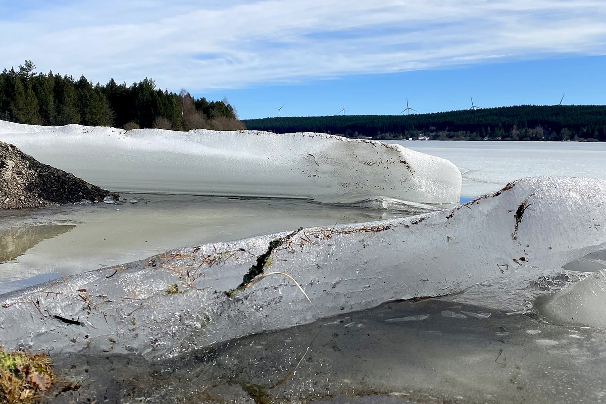 LozereNouvelle's tweet photo. PHOTO DE LA SEMAINE 📸
Une #calotte d’une trentaine de centimètres de glace figeait toujours le #lac de Charpal dimanche 19 février.

📸 Photo ARP

#Lozère #actulozère #photographie https://t.co/999ctS3uIF