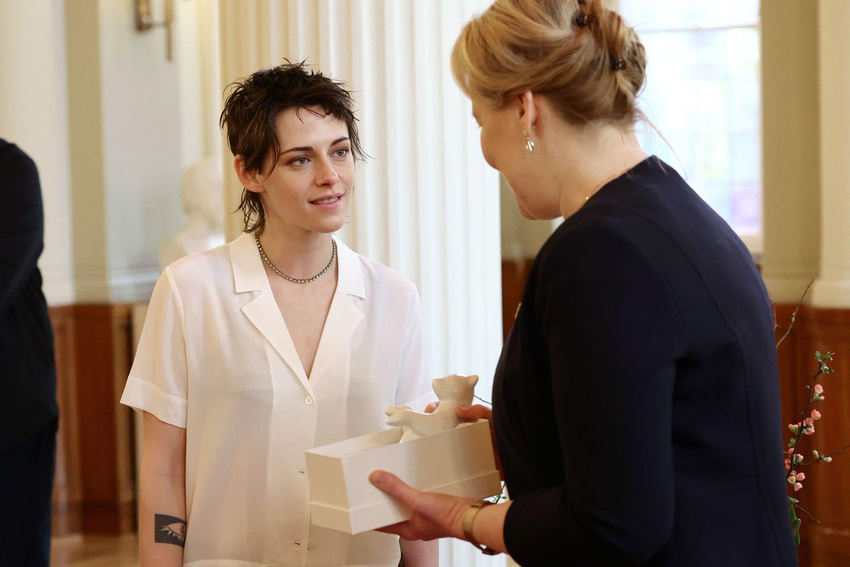 KSBRMidia's tweet photo. Kristen Stewart visitando a prefeitura de Berlim na manhã de hoje (24) 📸 https://t.co/7LKkI35l5O