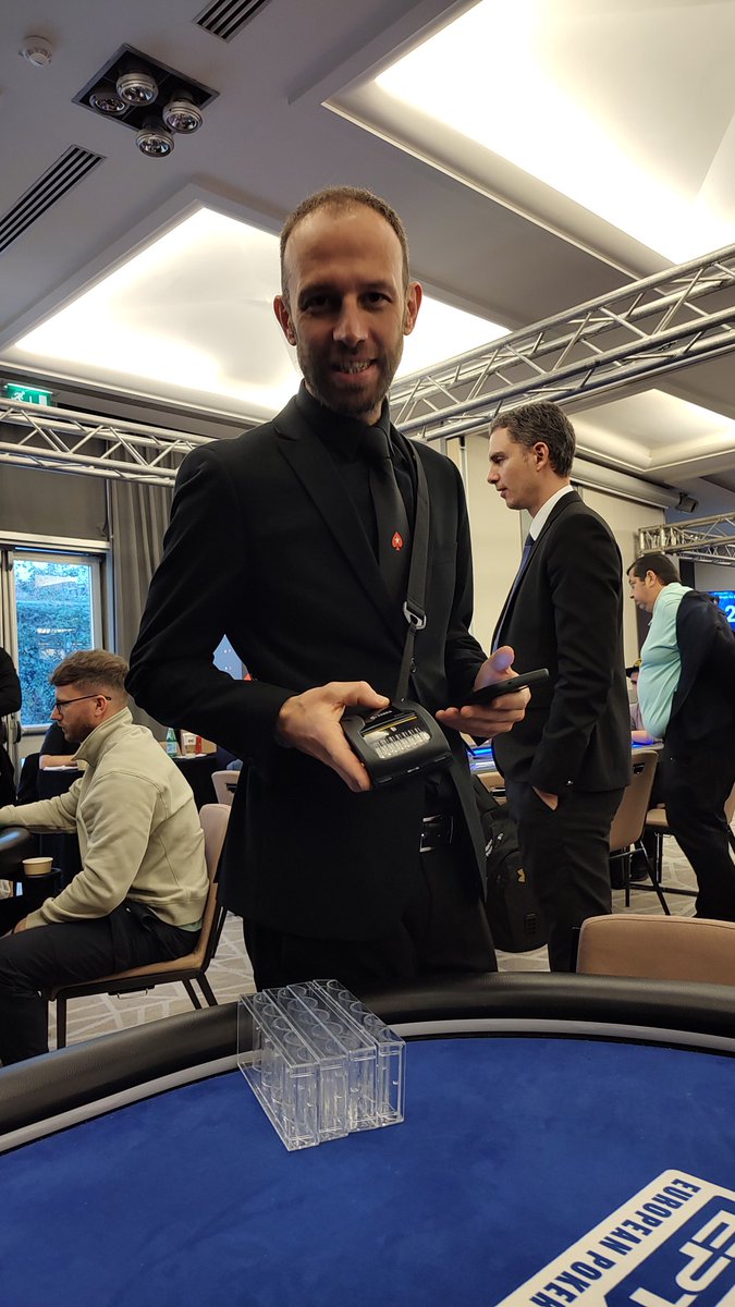 Un décimo para hoy, por favor...  <a href="/ONCE_oficial/">ONCE</a>