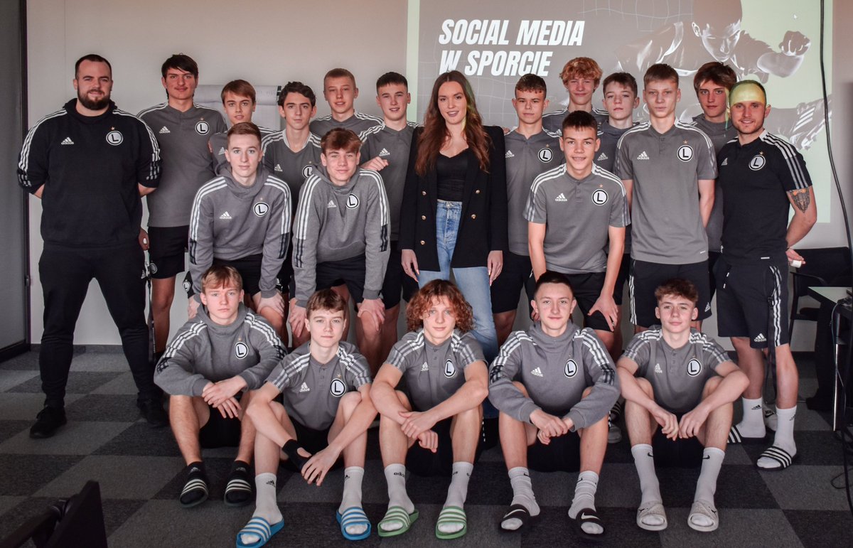Akademia_Legii's tweet photo. 👨‍🏫 Chłopcy z drużyny #U15 spotkali się z @olawizor - ekspertem od social mediów - w ramach Programu "Akademia Pełna Kultury".

Więcej ⬇️

https://t.co/NNzi4vzIww

📸 @kuba_wydra https://t.co/myzmtsUXqr