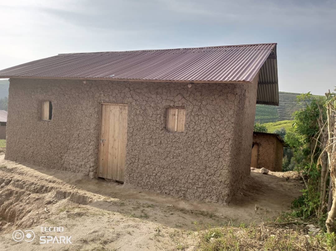 RwandaWest's tweet photo. Muri #Karongi Intore z'#Inkomezabigwi zagize uruhare mu bikorwa bitandukanye, birimo kubaka inzu z'abatishoboye, uturima tw'igikoni, gusubiza abana mu ishuri, kubaka ivomero, gusura no gukora isuku ku nzibutso za Jenoside yakorewe Abatutsi n'ibindi. https://t.co/ChxvhqkfHu