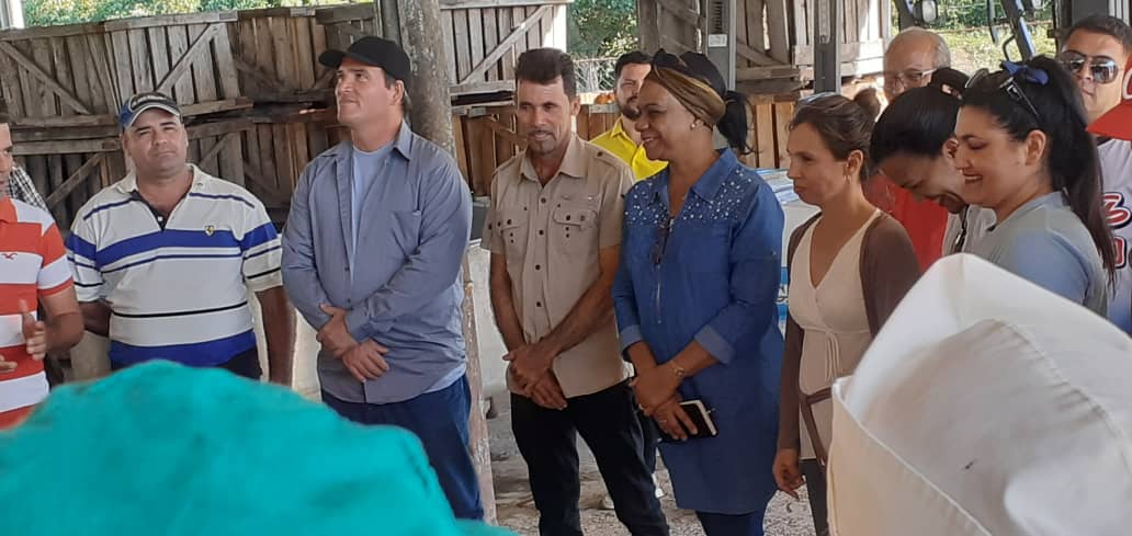 InesMChapman's tweet photo. Continuamos recorrido como candidatos a diputados a la @AsambleaCuba, en la industria de Río Seco luego del intercambio con sus trabajadores,el diálogo franco con las personas,los versos sencillos recitados,el empeño por resolver cada problema.El abrazo sincero del pueblo #Cuba https://t.co/Ix10TF49ht